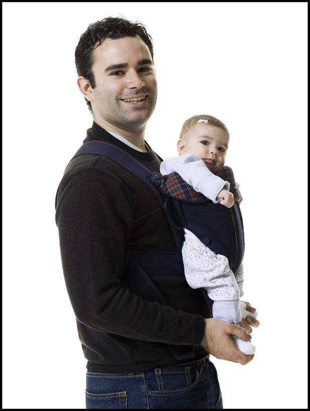 西方人,婴儿,儿童,背,两个人,家庭,父亲,站,笑,微笑,露齿笑,竖图,室内,白天,白色背景,侧面,婴儿服装,纯洁,欧洲,欧洲人,服装,注视,休闲装,小孩,衣服,背着,观察,看,站着,休闲,温暖,温馨,一家人,休闲服,父爱,可爱,童年,童趣,摄影,服饰,活泼,影棚,观看,和睦,察看,关注,宝宝,童真,纯真,烂漫,无邪,背负,伶俐,天真,男人,男性,年轻男性,白种人,孩子,年轻人,站立,半身,彩图,影棚拍摄,婴儿服,拍摄,融洽,婴儿背带