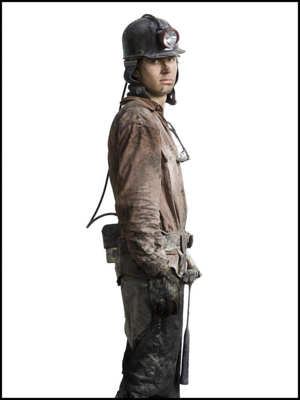 西方人,一个人,站,竖图,室内,白天,白色背景,侧面,工作服,制服,照明,欧洲,欧洲人,仅一个男性,仅一个人,灯光,扭头,注视,灯,仅一个年轻男性,灯具,观察,看,站着,转头,摄影,肮脏,影棚,观看,照亮,察看,照明设备,关注,邋遢,工作制服,龌龊,污秽,安全灯,戴维灯,头戴安全灯,男人,男性,年轻男性,白种人,站立,半身,彩图,影棚拍摄,工作套服,拍摄