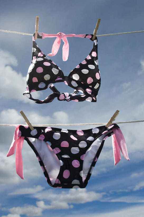 无人,竖图,室外,特写,白天,仰视,吊挂,悬挂,阴影,内裤,内衣,裤子,光线,木制,影子,云,云朵,挂,云彩,蓝色,白云,蓝天,天空,阳光,夹子,晾衣绳,木制品,绳子,天,四个,胸罩,文胸,晴朗,衣夹,乳罩,胸衣,晴空,彩图,低角度拍摄