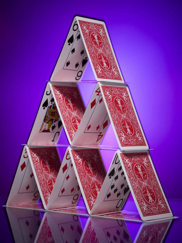 无人,竖图,室内,特写,白天,正面,游戏,赌博,贪欲,竞争,静物,扑克牌,纸牌,玩具,扑克,一排,紫色背景,整齐,并列,并排,三角形,图形,几何,玩,娱乐,刺激,排列,休闲,摄影,影棚,活动,队列,发泄,数学,消遣,智力,赌具,平行,投机,侥幸,欲望,宣泄,玩耍,嬉戏,彩图,影棚拍摄,拍摄,几何图形,胜负,输赢