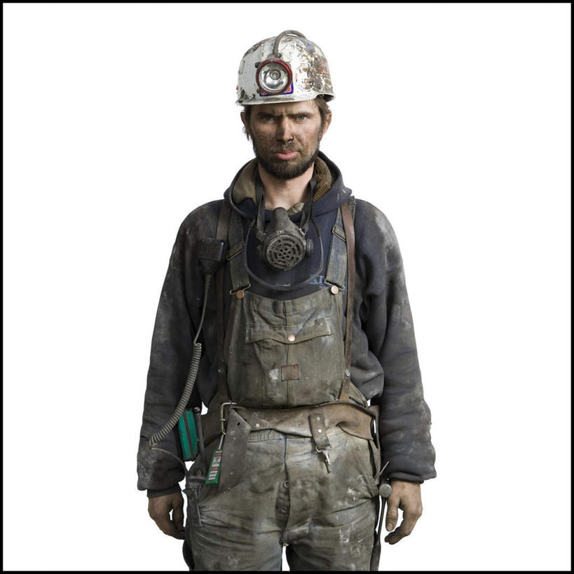 西方人,一个人,站,方图,室内,白天,白色背景,正面,工作服,制服,帽子,照明,欧洲,欧洲人,仅一个男性,仅一个人,头盔,灯光,注视,灯,仅一个年轻男性,安全帽,灯具,观察,看,站着,摄影,肮脏,影棚,观看,照亮,察看,照明设备,关注,邋遢,工作制服,龌龊,污秽,安全灯,戴维灯,头戴安全灯,男人,男性,年轻男性,白种人,站立,半身,彩图,影棚拍摄,工作套服,拍摄