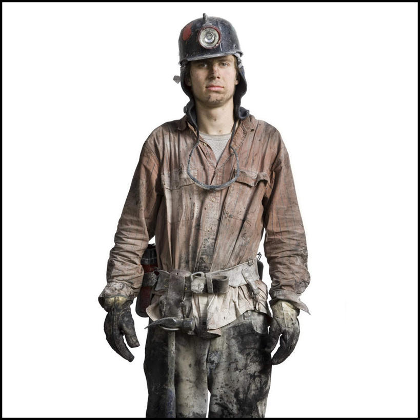 西方人,一个人,站,方图,室内,白天,白色背景,正面,工作服,制服,安全,帽子,照明,欧洲,欧洲人,仅一个男性,仅一个人,头盔,灯光,防护,注视,灯,仅一个年轻男性,安全帽,手套,灯具,观察,看,站着,摄影,肮脏,影棚,观看,保护,照亮,察看,照明设备,关注,保险,邋遢,保全,周全,安稳,安定,防护手套,工作制服,龌龊,污秽,安全灯,戴维灯,头戴安全灯,平安,男人,男性,年轻男性,白种人,站立,半身,彩图,影棚拍摄,工作套服,拍摄