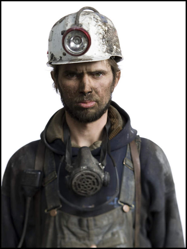 西方人,脸,头,脸颊,脖子,一个人,站,竖图,室内,特写,白天,白色背景,正面,工作服,制服,帽子,照明,欧洲,欧洲人,仅一个男性,仅一个人,头盔,灯光,注视,肩膀,灯,仅一个年轻男性,安全帽,灯具,观察,看,站着,摄影,肮脏,影棚,观看,照亮,察看,照明设备,关注,邋遢,工作制服,龌龊,污秽,安全灯,戴维灯,头戴安全灯,男人,男性,年轻男性,白种人,头部,脖,颈,颈部,脸部,脸蛋,面部,站立,半身,彩图,影棚拍摄,工作套服,拍摄