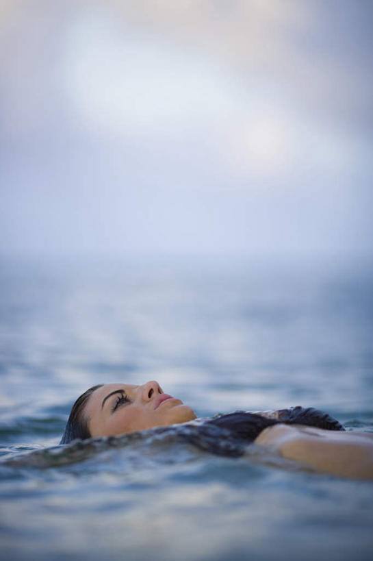 游泳,西方人,一个人,躺,闭眼,竖图,室外,白天,侧面,泳装,比基尼,海浪,海洋,欧洲,欧洲人,仅一个年轻女性,仅一个女性,仅一个人,朦胧,模糊,浪花,水平线,云,云朵,辽阔,海平线,云彩,蓝色,白云,蓝天,天空,海水,天,广阔,晴朗,一望无际,海景,泅水,无边无际,一马平川,拍浮,卧着,年轻女性,女人,女性,白种人,大海,风浪,海,海水的波动,近岸浪,涌浪,晴空,闭眼睛,闭着眼,闭着眼睛,躺着,卧,半身,彩图,三点式,泳衣,水天相接,水天一线