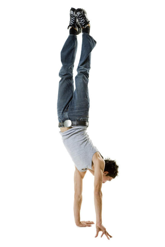 东方人,一个人,举,竖图,室内,白天,白色背景,侧面,鞋,跳舞,鞋子,亚洲,仅一个男性,仅一个人,撑,阴影,服装,裤子,反射,影子,皮革,注视,牛仔裤,休闲装,黄种人,仅一个年轻男性,衣服,观察,看,托,休闲,休闲服,摄影,服饰,影棚,观看,察看,撑着,关注,舞姿,霹雳舞,男人,男性,年轻男性,亚洲人,举起,举手,举着,向上举,向上伸,向上托,彩图,全身,影棚拍摄,皮鞋,拍摄,舞蹈