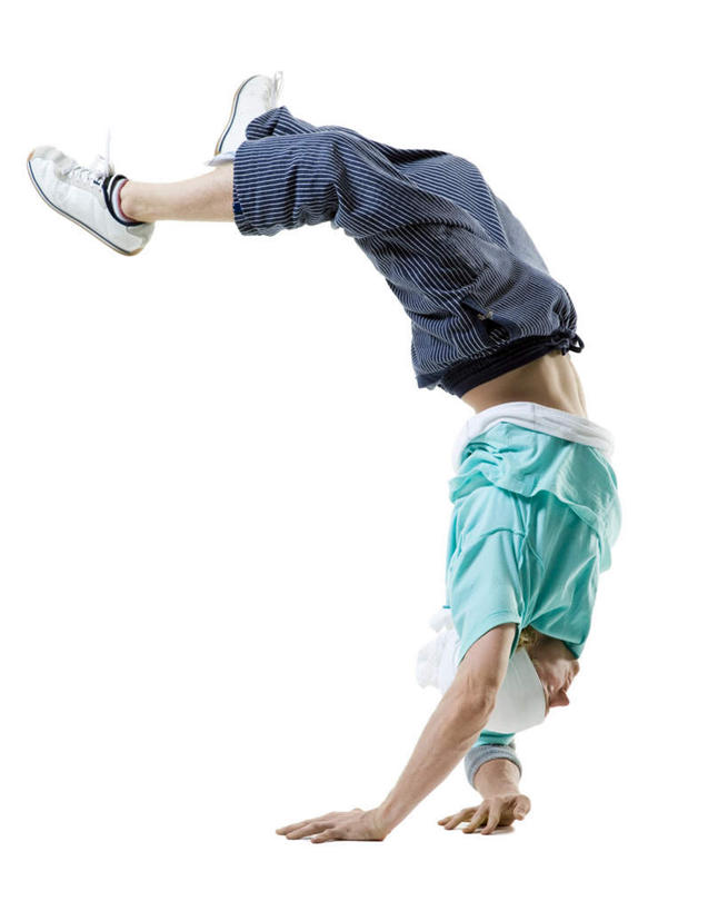 西方人,一个人,举,竖图,室内,白天,白色背景,侧面,跳舞,欧洲,欧洲人,仅一个男性,仅一个人,倒立,阴影,服装,裤子,反射,头巾,影子,注视,牛仔裤,休闲装,仅一个年轻男性,衣服,观察,看,托,休闲,休闲服,摄影,服饰,影棚,观看,察看,关注,舞姿,霹雳舞,男人,男性,年轻男性,白种人,举起,举手,举着,向上举,向上伸,向上托,彩图,全身,影棚拍摄,拍摄,舞蹈