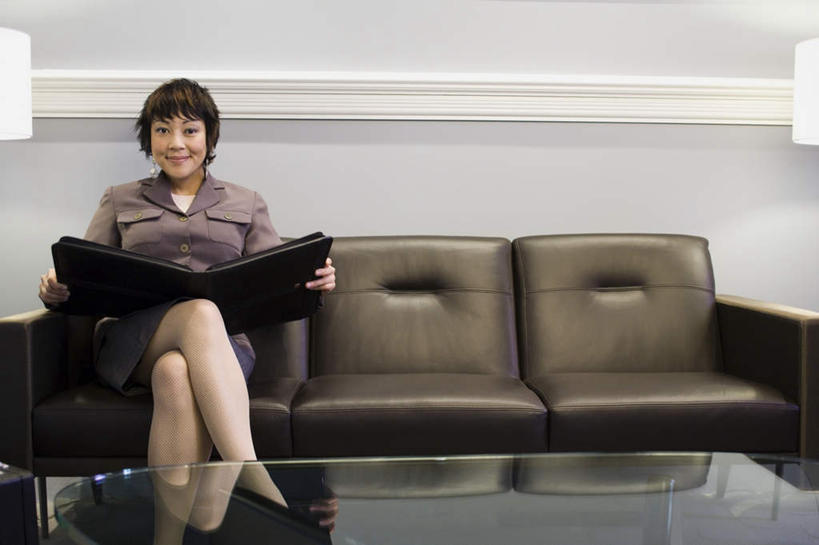 东方人,一个人,商务人士,商务女性,坐,笑,微笑,横图,室内,白天,正面,沙发,桌子,玻璃,照明,亚洲,仅一个女性,仅一个人,握,套装,墙,灯光,二郎腿,拿,茶几,拿着,注视,黄种人,墙壁,墙面,玻璃制品,灯,灰色,灯具,落地灯,观察,看,仅一个中年女性,握着,观看,照亮,察看,照明设备,关注,商务装,文件架,布艺沙发,工薪阶层,资料架,文件框,文件盘,文件托盘,文件座,资料档,资料座,女人,女性,中年女性,亚洲人,白领,上班族,坐着,半身,彩图