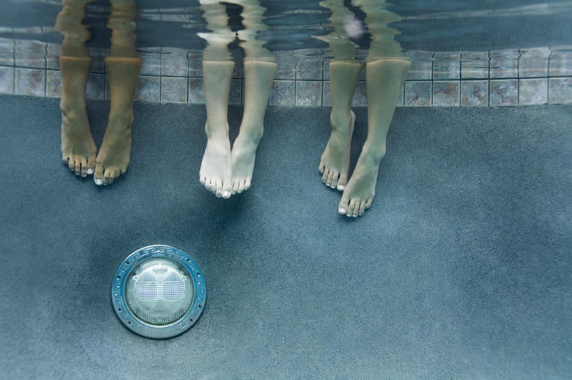 西方人,腿部,脚,脚趾,脚趾甲,腿,三个人,伙伴,朋友,体育馆,游泳池,横图,室外,白天,正面,友谊,水,欧洲,欧洲人,一排,连接,整齐,水池,水面,光脚,泳池,裸露,排列,赤脚,接口,部件,排水,游泳馆,地漏,队列,裸,贯穿,连结,衔接,串连,友情,年轻女性,女人,女性,白种人,脚指甲,半身,彩图