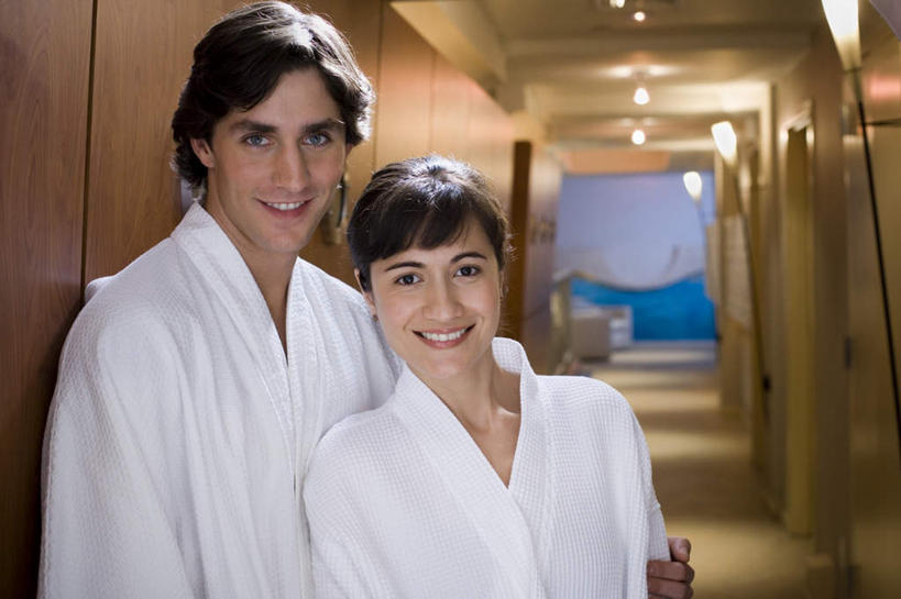 西方人,两个人,家庭,夫妻,宾馆,站,抱,笑,微笑,露齿笑,横图,室内,白天,正面,浴袍,爱情,照明,欧洲,欧洲人,朦胧,模糊,墙,走道,走廊,过道,灯光,浪漫,注视,顶灯,墙壁,墙面,灯,灯具,观察,看,站着,温暖,温馨,一家人,恩爱,恋人,抱着,观看,照亮,和睦,察看,搂着,照明设备,关注,男人,男性,年轻男性,年轻女性,女人,女性,白种人,年轻人,夫妇,情侣,搂,搂抱,站立,半身,彩图,汤帷子,浴衣,客店,客栈,旅店,旅馆,旅舍,汽车旅馆,伴侣,融洽