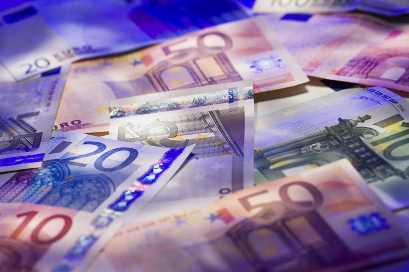 无人,横图,俯视,室内,特写,白天,钱,静物,一堆,许多,阴影,堆叠,堆积,朦胧,模糊,反射,标志,钱币,文字,影子,字符,字母,欧元,标识,钞票,金融,纸币,经济,堆,流通,纸钞,贸易,阿拉伯文,阿拉伯语,阿拉伯字母,货币,现金,彩图,高角度拍摄