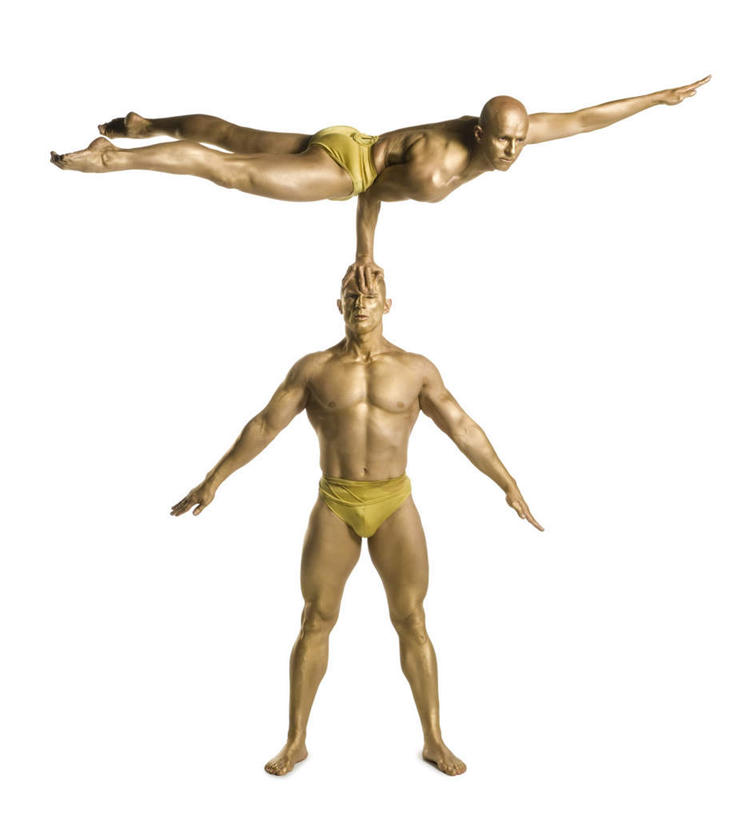 西方人,腿部,脚,脚趾,脚趾甲,腿,两个人,演员,站,举,握手,竖图,室内,白天,白色背景,正面,欧洲,欧洲人,撑,阴影,内裤,反射,影子,注视,光脚,裸露,杂技,黄色,观察,看,托,站着,赤脚,摄影,影棚,观看,察看,撑着,关注,裸,男人,男性,中年男性,白种人,脚指甲,搀手,举起,举手,举着,拉手,手拉手,手握手,向上举,向上伸,向上托,站立,半身,彩图,影棚拍摄,拍摄,杂伎