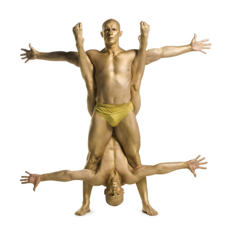 西方人,腿部,脚,脚趾,脚趾甲,腿,两个人,演员,站,伸展双臂,竖图,室内,白天,白色背景,正面,欧洲,欧洲人,阴影,内裤,环绕,缠绕,反射,影子,注视,光脚,裸露,杂技,黄色,观察,看,站着,赤脚,摄影,影棚,观看,察看,关注,裸,纠缠,男人,男性,中年男性,白种人,脚指甲,敞开双臂,伸开双臂,展开双肩,站立,张开手臂,张开双臂,彩图,全身,影棚拍摄,拍摄,杂伎