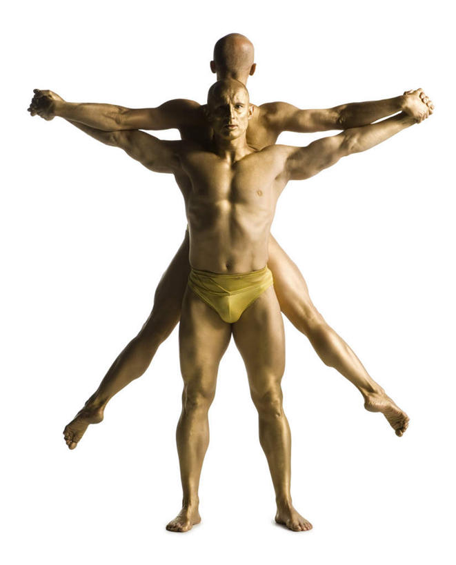 西方人,背部,腿部,脚,脚趾,脚趾甲,腿,两个人,演员,站,握手,竖图,室内,白天,白色背景,正面,欧洲,欧洲人,阴影,内裤,反射,影子,注视,光脚,裸露,杂技,黄色,观察,看,站着,赤脚,摄影,影棚,观看,张开双腿,察看,关注,裸,展开双腿,男人,男性,中年男性,白种人,脚指甲,搀手,拉手,手拉手,手握手,站立,彩图,全身,影棚拍摄,拍摄,杂伎,伸展双腿