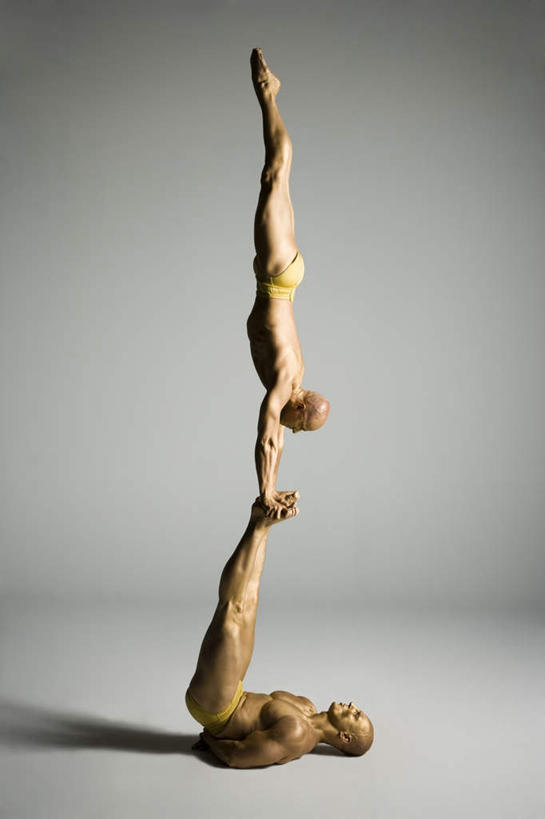 西方人,腿部,脚,脚趾,脚趾甲,腿,两个人,演员,躺,举,竖图,室内,白天,侧面,欧洲,欧洲人,倒立,握,阴影,灰色背景,内裤,反射,影子,注视,光脚,裸露,杂技,黄色,观察,看,托,赤脚,握着,摄影,影棚,观看,察看,关注,裸,卧着,男人,男性,中年男性,白种人,脚指甲,举起,举手,举着,躺着,卧,向上举,向上伸,向上托,彩图,全身,影棚拍摄,拍摄,杂伎