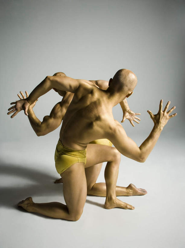 西方人,背部,腿部,脚,脚趾,脚趾甲,腿,两个人,演员,跪,伸展双臂,竖图,室内,白天,白色背景,正面,欧洲,欧洲人,阴影,内裤,反射,影子,扭头,光脚,裸露,杂技,黄色,转头,赤脚,遮,遮掩,摄影,影棚,掩盖,张开五指,遮挡,裸,遮盖,掩饰,男人,男性,中年男性,白种人,脚指甲,敞开双臂,跪着,伸开双臂,展开双肩,张开手臂,张开双臂,彩图,全身,影棚拍摄,拍摄,杂伎,五指张开