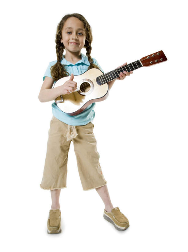 西方人,儿童,一个人,站,笑,微笑,露齿笑,竖图,室内,白天,白色背景,正面,纯洁,欧洲,欧洲人,仅一个女性,仅一个人,一把,握,服装,吉他,乐器,弦乐器,拿,拿着,注视,休闲装,小孩,衣服,蓝色,观察,看,站着,仅一个小孩,休闲,休闲服,可爱,童年,童趣,弹,握着,摄影,服饰,影棚,观看,察看,关注,弹拨弦鸣乐器,童真,烂漫,无邪,天真,女孩,女人,女性,白种人,孩子,站立,彩图,全身,影棚拍摄,拍摄,弹拨弦乐器,女生