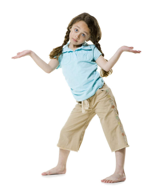 西方人,儿童,一个人,站,竖图,室内,白天,白色背景,正面,纯洁,欧洲,欧洲人,仅一个女性,仅一个人,服装,裤子,注视,休闲装,小孩,衣服,黄色,蓝色,观察,看,双手摊开,站着,仅一个小孩,休闲,休闲服,可爱,童年,童趣,无奈,摄影,服饰,影棚,观看,遗憾,烦恼,察看,关注,童真,烂漫,无邪,可惜,无计可施,惋惜,怜惜,无语,天真,女孩,女人,女性,白种人,孩子,站立,彩图,全身,影棚拍摄,拍摄,女生