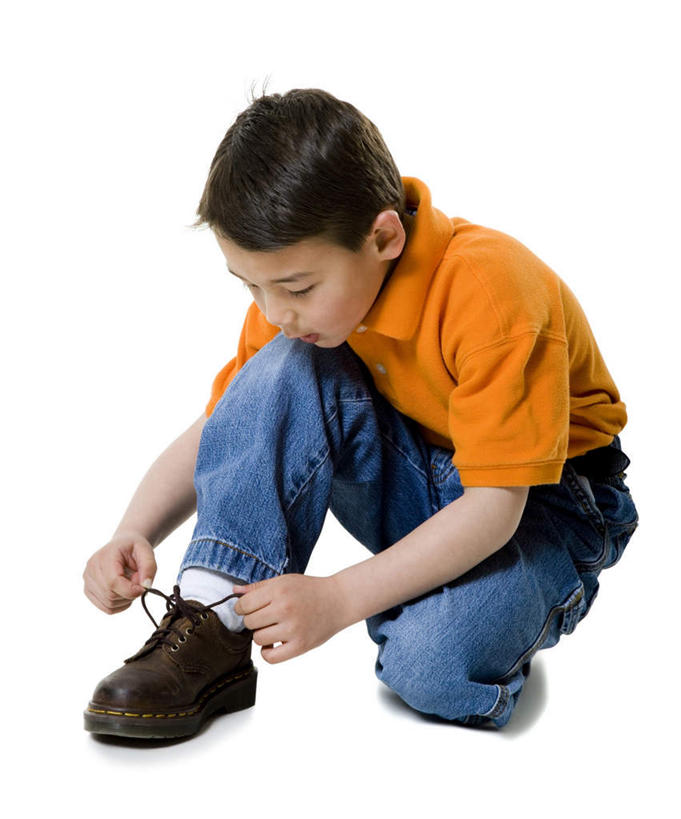 东方人,儿童,一个人,蹲,竖图,室内,白天,白色背景,正面,纯洁,鞋子,亚洲,仅一个男性,仅一个人,握,服装,裤子,拿,拿着,注视,牛仔裤,休闲装,黄种人,小孩,衣服,黄色,蓝色,黑色,低头,观察,看,仅一个小孩,休闲,休闲服,可爱,童年,童趣,握着,摄影,服饰,影棚,观看,察看,关注,平底鞋,童真,烂漫,无邪,天真,男孩,男人,男性,亚洲人,孩子,蹲着,彩图,全身,影棚拍摄,拍摄,男生