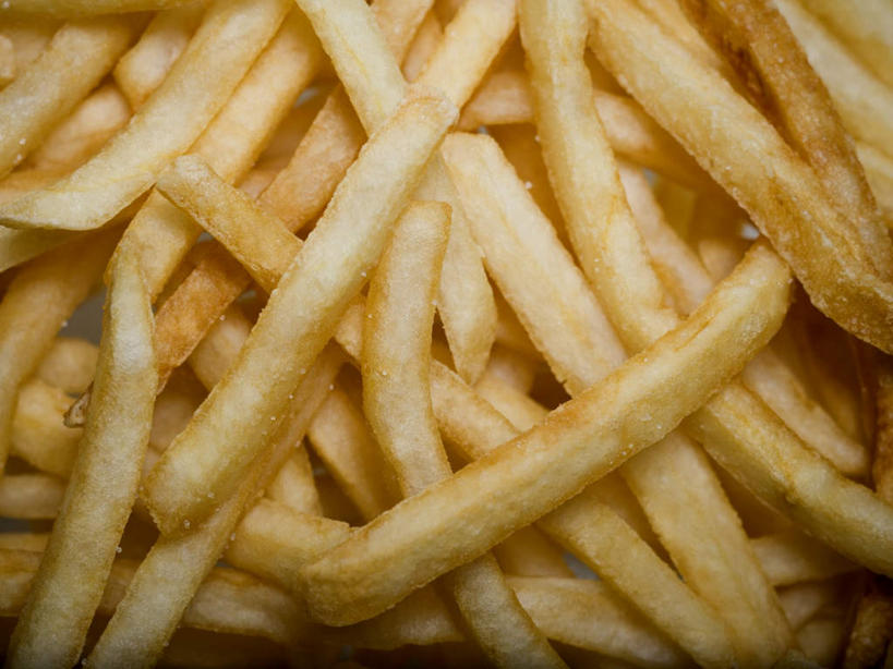 无人,横图,俯视,室内,特写,白天,白色背景,烹饪,西餐,餐桌,桌子,一堆,许多,阴影,堆叠,堆积,反射,影子,料理,食品,很多,薯条,菜肴,美食,食物,快餐,西式,摄影,佳肴,影棚,餐台,堆,西式快餐,垃圾食品,彩图,高角度拍摄,影棚拍摄,拍摄