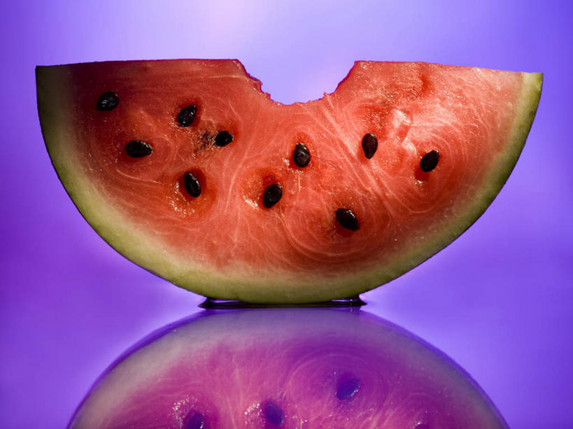 无人,横图,室内,特写,白天,正面,西瓜,水果,一片,阴影,紫色背景,新鲜,反射,影子,生食,食品,果实,食物,红色,摄影,有机食品,绿色食品,影棚,寒瓜,彩图,影棚拍摄,拍摄