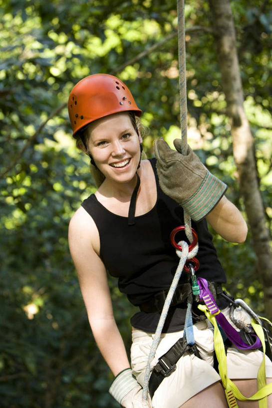 西方人,一个人,坐,笑,微笑,露齿笑,竖图,室外,白天,正面,锻炼,旅游,度假,探险,安全,运动,植物,帽子,欧洲,欧洲人,仅一个年轻女性,仅一个女性,仅一个人,握,阴影,服装,光线,背心,头盔,影子,防护,注视,娱乐,极限运动,树,树木,衣服,绿色,阳光,自然,安全帽,手套,观察,看,享受,休闲,橘色,放松,握着,服饰,生长,成长,观看,保护,察看,衣着,穿着,关注,室外运动,下降,降落,保险,户外运动,速降,保全,周全,安稳,安定,一顶,防护手套,衣饰,降低,下跌,下落,冒险,平安,体育,年轻女性,女人,女性,白种人,坐着,半身,彩图,健身