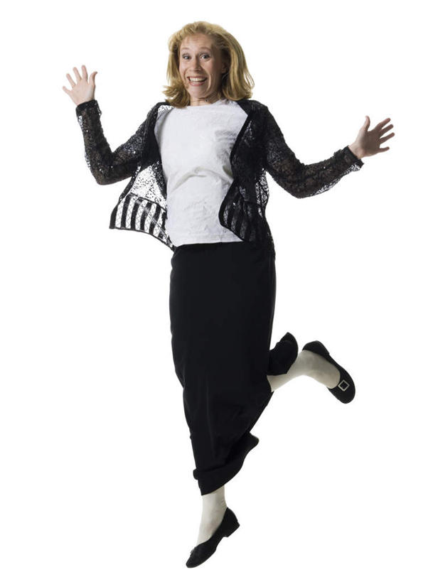 西方人,一个人,跳,伸展双臂,笑,微笑,露齿笑,竖图,室内,白天,白色背景,正面,裙子,欧洲,欧洲人,仅一个女性,仅一个人,服装,包,半空,注视,休闲装,长裙,一个,衣服,白色,黑色,观察,看,仅一个中年女性,休闲,休闲服,摄影,服饰,影棚,单个,观看,半身裙,察看,关注,斜挎包,女人,女性,中年女性,白种人,敞开双臂,伸开双臂,跳跃,展开双肩,张开手臂,张开双臂,彩图,全身,影棚拍摄,拍摄