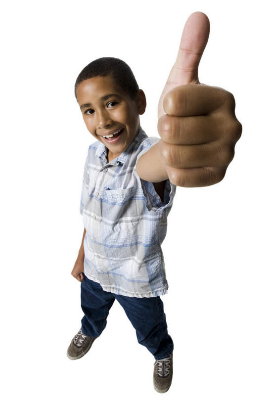 西方人,儿童,一个人,站,笑,微笑,露齿笑,竖图,俯视,室内,白天,白色背景,衬衫,纯洁,欧洲,非洲,黑人,欧洲人,仅一个男性,仅一个人,裤子,测量,注视,牛仔裤,小孩,蓝色,观察,看,手势,站着,仅一个小孩,可爱,竖,童年,童趣,摄影,影棚,观看,翘,察看,食指,关注,尺寸,童真,烂漫,无邪,丈量,数量,天真,男孩,男人,男性,非洲人,孩子,大拇指,站立,彩图,高角度拍摄,全身,影棚拍摄,衬衣,拍摄,男生