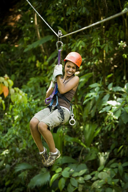 东方人,一个人,坐,笑,微笑,露齿笑,竖图,室外,白天,正面,运动鞋,锻炼,旅游,度假,探险,运动,森林,树林,植物,帽子,鞋子,亚洲,仅一个年轻女性,仅一个女性,仅一个人,握,服装,头盔,速滑,拿,拿着,注视,休闲装,黄种人,娱乐,极限运动,树,树木,衣服,绿色,自然,安全帽,观察,看,享受,休闲,休闲服,放松,握着,服饰,生长,成长,观看,休闲鞋,察看,关注,室外运动,户外运动,速降,冒险,体育,年轻女性,女人,女性,亚洲人,坐着,彩图,全身,健身