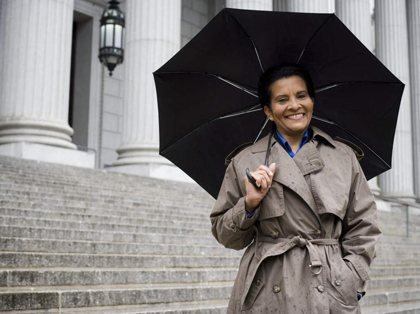 西方人,一个人,商务人士,商务女性,站,笑,微笑,露齿笑,横图,室外,白天,正面,楼梯,欧洲,欧洲人,仅一个女性,仅一个人,一把,握,套装,服装,伞,雨伞,阶梯,法院,褐色,拿,拿着,注视,休闲装,阳伞,台阶,衣服,黑色,观察,看,站着,仅一个中年女性,休闲,休闲服,握着,服饰,观看,察看,法庭,关注,卫衣,商务装,手插袋,单手插袋,工薪阶层,单手抄兜,单手放兜,女人,女性,中年女性,白种人,白领,上班族,插兜,手插兜,手放口袋,站立,半身,彩图,手抄兜