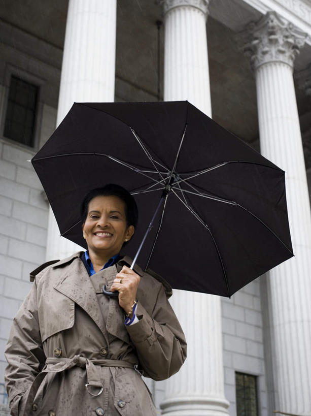 西方人,一个人,商务人士,商务女性,站,笑,微笑,露齿笑,竖图,室外,白天,仰视,楼梯,欧洲,欧洲人,仅一个女性,仅一个人,一把,握,套装,服装,朦胧,模糊,伞,雨伞,阶梯,法院,褐色,拿,拿着,注视,休闲装,阳伞,台阶,衣服,黑色,观察,看,站着,仅一个中年女性,休闲,休闲服,握着,服饰,观看,察看,法庭,关注,卫衣,商务装,手插袋,单手插袋,工薪阶层,单手抄兜,单手放兜,女人,女性,中年女性,白种人,白领,上班族,插兜,手插兜,手放口袋,站立,半身,彩图,低角度拍摄,手抄兜