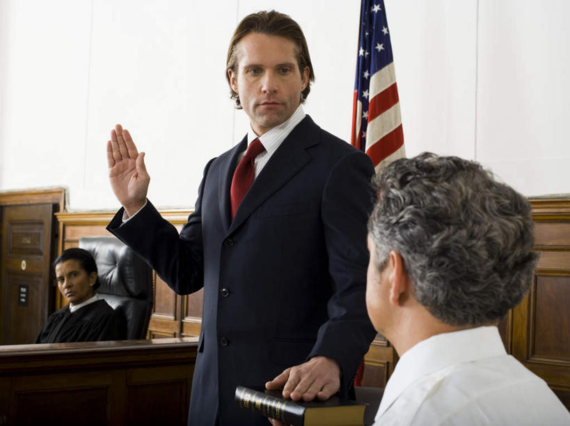 西方人,三个人,律师,法官,办公室,站,坐,举,横图,室内,白天,正面,衬衫,西装,家具,门,桌子,旗帜,国旗,椅子,欧洲,欧洲人,握,套装,服装,正装,办公桌,墙,法院,领带,圣经,拿,拿着,注视,职业装,墙壁,墙面,衣服,会议椅,门框,观察,看,托,站着,握着,美国国旗,服饰,观看,办公椅,察看,法庭,衣着,穿着,关注,经书,办公家具,商务椅,培训椅,衣饰,证人,男人,男性,女人,女性,中年男性,中年女性,白种人,法律家,法学家,旗,举起,举手,举着,向上举,向上伸,向上托,站立,坐着,半身,彩图,衬衣,判事,推事