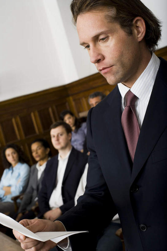 西方人,律师,观众,站,竖图,室内,白天,正面,衬衫,西装,欧洲,欧洲人,握,套装,服装,正装,朦胧,模糊,材料,档案,文件,纸,墙,法院,许多人,拿,拿着,注视,职业装,墙壁,墙面,衣服,手稿,资料,观察,看,站着,一群人,握着,服饰,观看,证明,察看,法庭,衣着,穿着,关注,文档,衣饰,男人,男性,女人,女性,中年男性,中年女性,白种人,法律家,法学家,观赏人员,站立,半身,彩图,衬衣