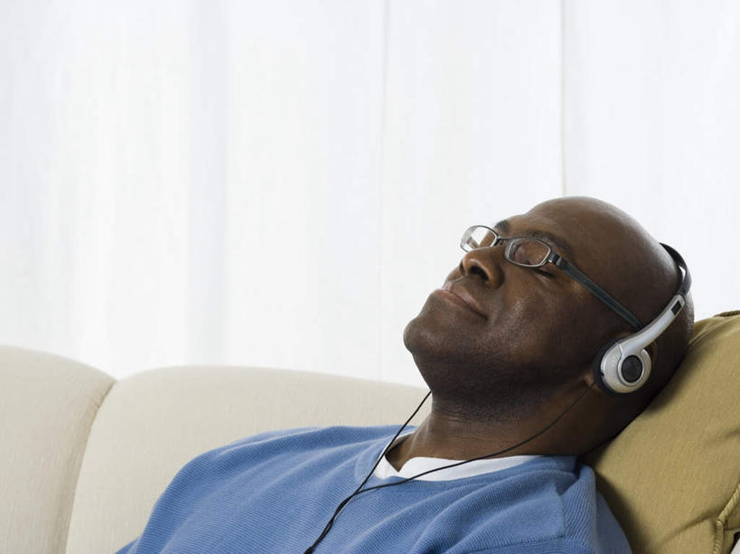 西方人,脸,头,脸颊,脖子,一个人,办公室,躺,睡,横图,室内,特写,白天,正面,通讯,客服,靠垫,沙发,欧洲,非洲,黑人,欧洲人,仅一个男性,仅一个人,仅一个中年男性,服装,信息,眼镜,靠枕,听,话务员,休闲装,肩膀,衣服,耳机,耳麦,话筒,垫子,枕头,休闲,休闲服,服务,通信,服饰,协调,麦克风,头戴式耳麦,衣着,穿着,销售,近视眼镜,布艺沙发,客服人员,电话销售,接待员,衣饰,卧着,男人,男性,中年男性,非洲人,头部,脖,颈,颈部,脸部,脸蛋,面部,接线员,困,困觉,寝息,睡觉,躺着,卧,半身,彩图,头戴式耳机