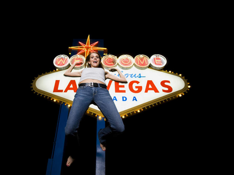 西方人,一个人,跳,举,笑,微笑,露齿笑,横图,彩色,室外,夜晚,仰视,霓虹灯,欧洲,欧洲人,仅一个年轻女性,仅一个女性,仅一个人,握,服装,裤子,英文,标志,文字,字符,字母,灯光,七彩,半空,注视,牛仔裤,休闲装,鼓励,光源,标识,霓虹,灯,衣服,观察,加油,看,手势,托,握拳,休闲,休闲服,打气,握着,服饰,观看,英文字母,察看,照明设备,关注,鼓舞,氖灯,年轻女性,女人,女性,白种人,举起,举手,举着,跳跃,向上举,向上伸,向上托,彩图,低角度拍摄,全身