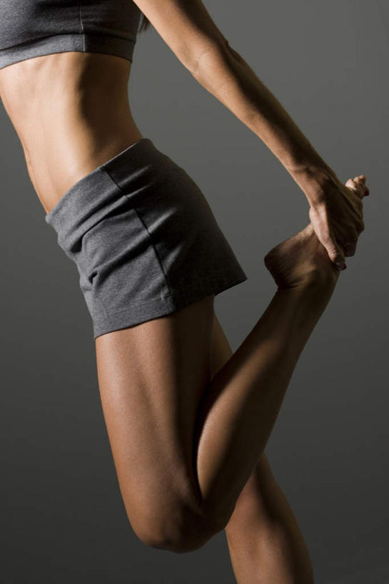 西方人,一个人,站,竖图,室内,白天,侧面,欧洲,欧洲人,仅一个年轻女性,仅一个女性,仅一个人,握,黑色背景,服装,背心,光脚,衣服,灰色,站着,赤脚,握着,摄影,服饰,影棚,衣着,穿着,衣饰,露脐装,年轻女性,女人,女性,白种人,站立,半身,彩图,影棚拍摄,拍摄