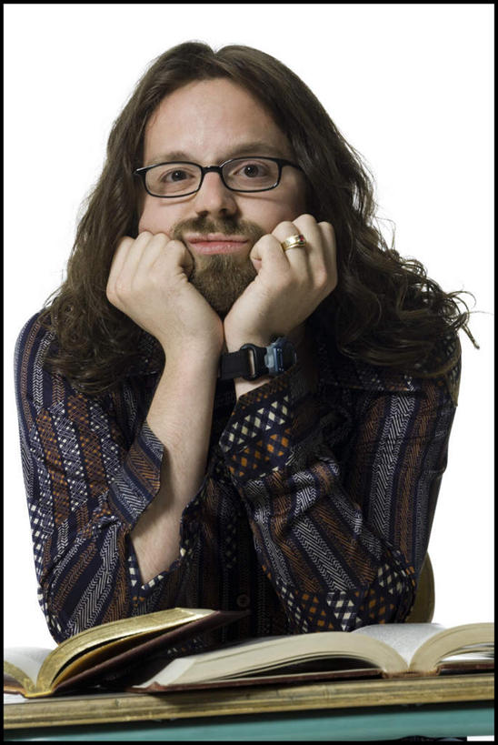 西方人,胡须,一个人,坐,笑,微笑,竖图,室内,白天,白色背景,正面,桌子,书籍,欧洲,欧洲人,仅一个男性,仅一个人,一副,撑,服装,时间,时钟,手表,眼镜,计时,托腮,注视,休闲装,书桌,仅一个年轻男性,衣服,课桌,钟表,观察,看,托,休闲,休闲服,表,摄影,服饰,影棚,观看,腕表,察看,关注,托下巴,近视眼镜,男人,男性,年轻男性,白种人,胡子,络腮胡,书,图书,钟,坐着,半身,彩图,影棚拍摄,拍摄