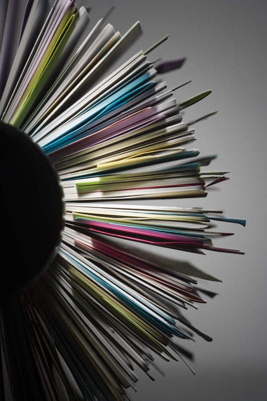 无人,竖图,室内,特写,白天,正面,静物,一排,许多,阴影,灰色背景,整齐,并列,并排,反射,材料,档案,文件,影子,纸,很多,排列,一个,手稿,资料,摄影,影棚,单个,证明,队列,文档,平行,菜单叉,传票叉,单插,单据叉,单据插,票叉,票插,票据叉,纸插,彩图,影棚拍摄,拍摄