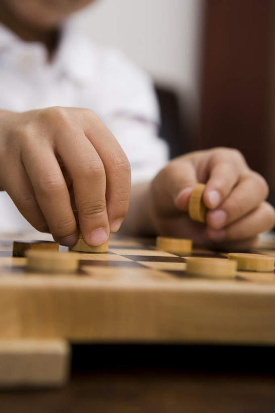 西方人,儿童,手,一个人,竖图,室内,特写,白天,正面,游戏,纯洁,智慧,欧洲,欧洲人,双手,仅一个男性,仅一个人,握,服装,朦胧,模糊,拿,玩,拿着,娱乐,小孩,衣服,仅一个小孩,休闲,手部,棋盘,可爱,童年,童趣,益智,握着,服饰,活动,衣着,穿着,发泄,消遣,智力,跳棋,童真,烂漫,无邪,宣泄,衣饰,西洋跳棋,国际跳棋,天真,男孩,男人,男性,白种人,孩子,玩耍,嬉戏,半身,彩图,男生