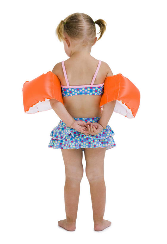 游泳,西方人,儿童,一个人,站,竖图,室内,白天,白色背景,泳装,比基尼,纯洁,欧洲,欧洲人,仅一个女性,仅一个人,救生圈,塑料,光脚,小孩,背面,塑料制品,游泳圈,站着,仅一个小孩,赤脚,可爱,童年,童趣,摄影,充气,影棚,救生,童真,烂漫,无邪,背手,泅水,天真,女孩,女人,女性,白种人,孩子,站立,彩图,全身,影棚拍摄,三点式,泳衣,拍摄,浮圈,手臂浮圈,手臂圈,手臂游泳圈,女生