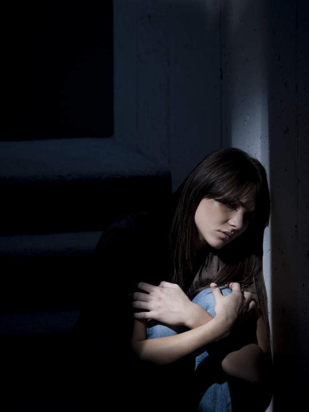 西方人,一个人,坐,竖图,室内,白天,正面,欧洲,欧洲人,仅一个年轻女性,仅一个女性,仅一个人,阴影,服装,沮丧,反射,影子,注视,休闲装,衣服,观察,看,靠,靠着,休闲,休闲服,服饰,抱膝,观看,察看,关注,懊丧,丧气,年轻女性,女人,女性,白种人,坐着,半身,彩图