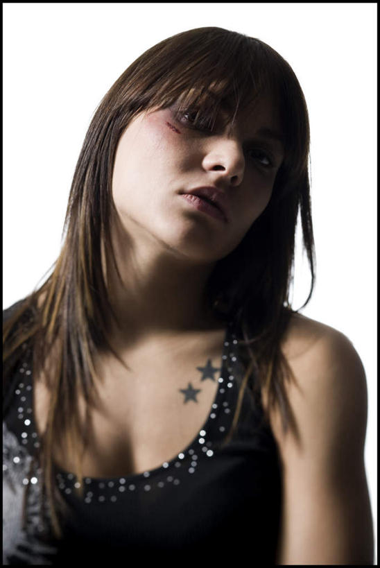 西方人,脸,头,脸颊,一个人,竖图,室内,特写,白天,白色背景,正面,时尚,欧洲,欧洲人,仅一个年轻女性,仅一个女性,仅一个人,服装,背心,星星,注视,文化,纹身,肩膀,衣服,观察,看,星形,个性,摄影,服饰,信仰,影棚,观看,察看,衣着,穿着,关注,刺青,追求,受伤,五角形,想象,文身,勇气,崇拜,张扬,衣饰,年轻女性,女人,女性,白种人,头部,脸部,脸蛋,面部,五角星,半身,彩图,影棚拍摄,拍摄,淤青