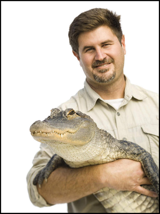 西方人,一个人,站,抱,笑,微笑,竖图,室内,白天,白色背景,正面,鳄鱼,野生动物,欧洲,欧洲人,仅一个男性,仅一个人,仅一个中年男性,阴影,服装,反射,爬行动物,影子,注视,休闲装,一只,衣服,动物,观察,看,站着,休闲,休闲服,摄影,服饰,影棚,抱着,观看,察看,搂着,关注,凶猛,美洲鳄,饲养员,残暴,凶残,男人,男性,中年男性,白种人,搂,搂抱,站立,半身,彩图,影棚拍摄,拍摄