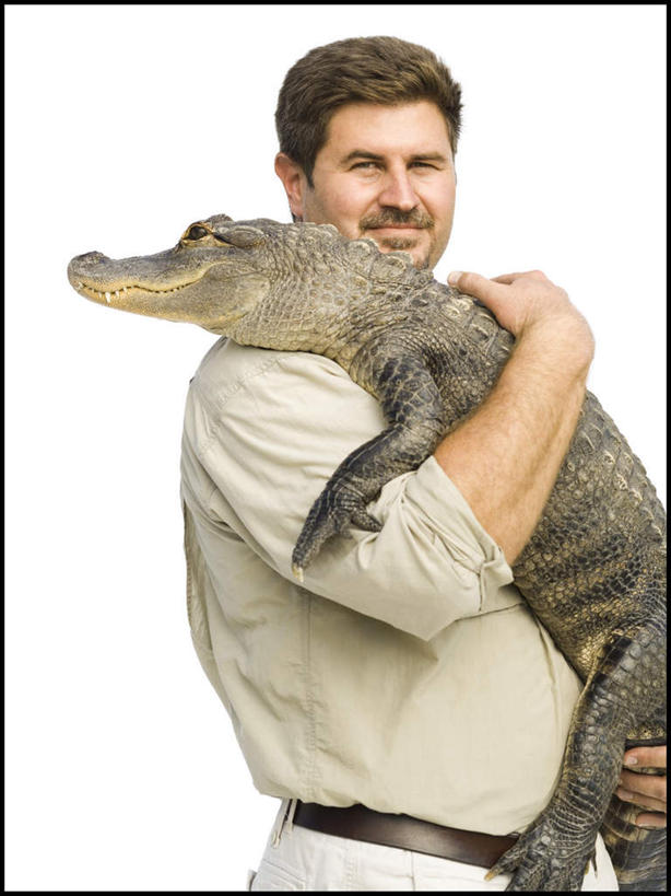 西方人,一个人,站,抱,笑,微笑,竖图,室内,白天,白色背景,侧面,鳄鱼,野生动物,欧洲,欧洲人,仅一个男性,仅一个人,仅一个中年男性,阴影,服装,反射,爬行动物,影子,注视,休闲装,一只,衣服,动物,观察,看,站着,休闲,休闲服,摄影,服饰,影棚,抱着,观看,察看,搂着,关注,凶猛,美洲鳄,饲养员,残暴,凶残,男人,男性,中年男性,白种人,搂,搂抱,站立,半身,彩图,影棚拍摄,拍摄