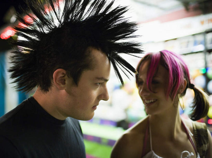 西方人,两个人,商店,站,笑,微笑,露齿笑,横图,室外,夜晚,正面,爱情,欧洲,欧洲人,阴影,服装,朦胧,模糊,光线,影子,灯光,浪漫,扭头,注视,休闲装,商铺,衣服,观察,看,站着,转头,休闲,温暖,温馨,休闲服,恩爱,恋人,服饰,观看,和睦,察看,关注,莫西干头,莫西干发型,市肆,商号,莫西干头型,男人,男性,年轻男性,年轻女性,女人,女性,白种人,情侣,站立,半身,彩图,店铺,伴侣,融洽