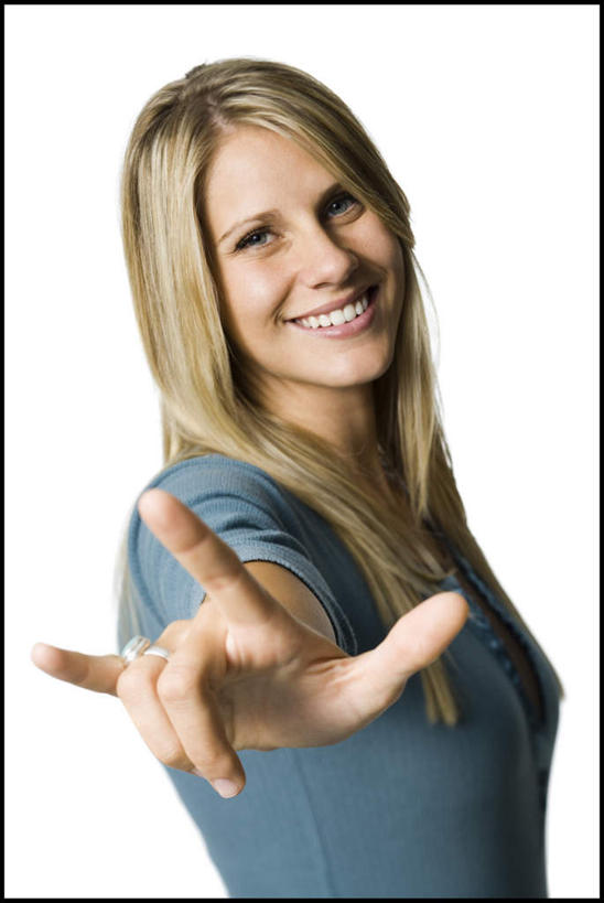 西方人,小拇指,头发,一个人,站,举,笑,微笑,露齿笑,竖图,室内,白天,白色背景,侧面,欧洲,欧洲人,仅一个年轻女性,仅一个女性,仅一个人,阴影,服装,反射,影子,注视,休闲装,衣服,观察,看,手势,托,站着,休闲,休闲服,金色,竖,摄影,服饰,影棚,观看,翘,察看,食指,关注,示爱,爱你,年轻女性,女人,女性,白种人,长发,直发,举起,举手,举着,向上举,向上伸,向上托,站立,半身,彩图,影棚拍摄,拍摄