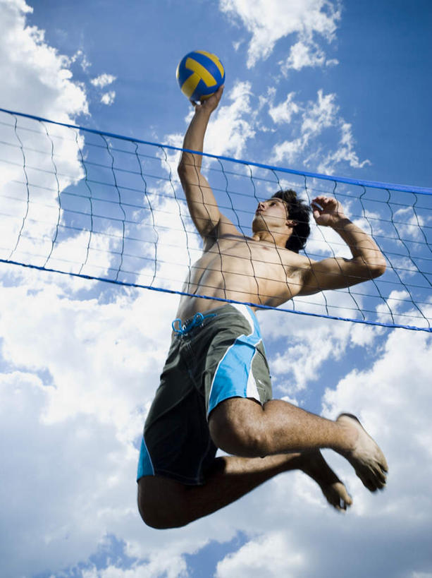 西方人,腿部,脚,脚趾,脚趾甲,腿,一个人,跳,举,竖图,室外,白天,仰视,排球,太阳,欧洲,欧洲人,仅一个男性,仅一个人,阴影,泳裤,光线,影子,云,云朵,球网,排球装备,沙滩排球,云彩,注视,光脚,运动器械,裸露,仅一个年轻男性,蓝色,白云,蓝天,天空,阳光,天,观察,看,托,赤脚,健身器械,晴朗,观看,察看,关注,裸,健身器材,沙排,羽毛球球网,羽毛球网,排球运动,男人,男性,年轻男性,白种人,脚指甲,晴空,举起,举手,举着,抬头,跳跃,向上举,向上伸,向上托,仰头,彩图,低角度拍摄,全身,运动器材