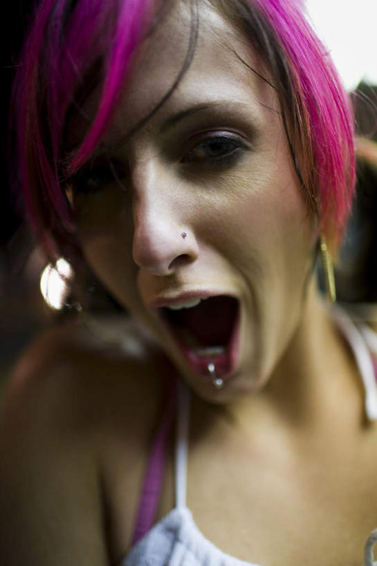 西方人,脸,头,脸颊,头发,一个人,站,竖图,室外,特写,白天,正面,吊带,欧洲,欧洲人,仅一个年轻女性,仅一个女性,仅一个人,服装,朦胧,模糊,扭头,注视,吊带衫,肩膀,衣服,粉色,观察,看,站着,转头,服饰,观看,察看,衣着,穿着,关注,唇钉,衣饰,年轻女性,女人,女性,白种人,头部,脸部,脸蛋,面部,站立,半身,彩图