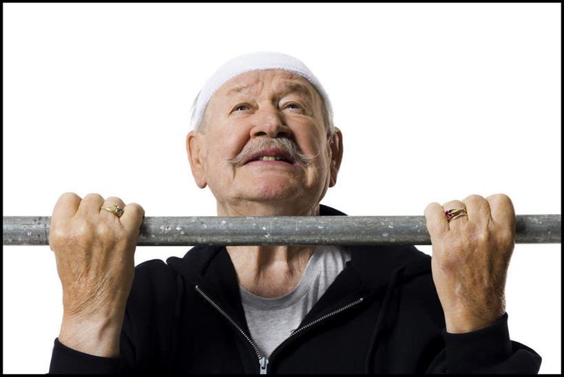 西方人,一个人,引体向上,横图,室内,白天,白色背景,正面,运动服,单杠,帽子,欧洲,欧洲人,仅一个男性,仅一个人,吊挂,握,悬挂,阴影,服装,反射,影子,挂,注视,运动器械,衣服,黑色,观察,看,仅一个老年男性,健身器械,握着,摄影,服饰,影棚,观看,察看,衣着,穿着,关注,健身器材,棉帽,衣饰,老年男性,男人,男性,白种人,抬头,仰头,引体上升,半身,彩图,影棚拍摄,拍摄,运动器材,运动装