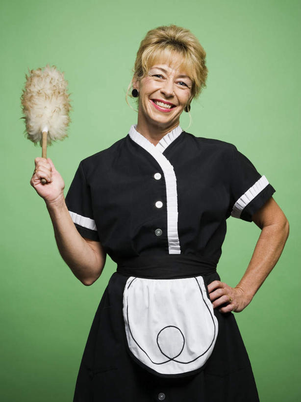 西方人,一个人,服务员,站,笑,微笑,露齿笑,竖图,室内,白天,正面,制服,欧洲,欧洲人,仅一个女性,仅一个人,握,绿色背景,阴影,连衣裙,反射,工具,围裙,影子,拿,拿着,注视,手叉腰,扮演,叉腰,观察,看,清洁,站着,仅一个中年女性,模仿,握着,摄影,影棚,观看,鸡毛掸子,察看,卫生,除尘,关注,保洁,角色扮演,鸡毛掸,仆人,女仆装,主人,女人,女性,中年女性,白种人,服务生,侍者,站立,半身,彩图,影棚拍摄,拍摄