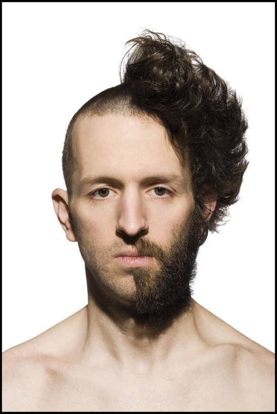 西方人,脸,头,脸颊,胡须,秃头,一个人,站,竖图,室内,特写,白天,白色背景,正面,欧洲,欧洲人,仅一个男性,仅一个人,仅一个中年男性,阴影,反射,影子,注视,裸露,肩膀,观察,看,站着,摄影,影棚,观看,察看,关注,裸,精神分裂,男人,男性,中年男性,白种人,头部,光头,胡子,络腮胡,无发,脸部,脸蛋,面部,站立,半身,彩图,影棚拍摄,拍摄